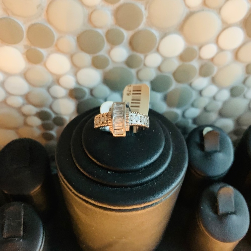 Sterling Silver Rung with CZ size 7.5 BN💍 - Picture 1 of 3